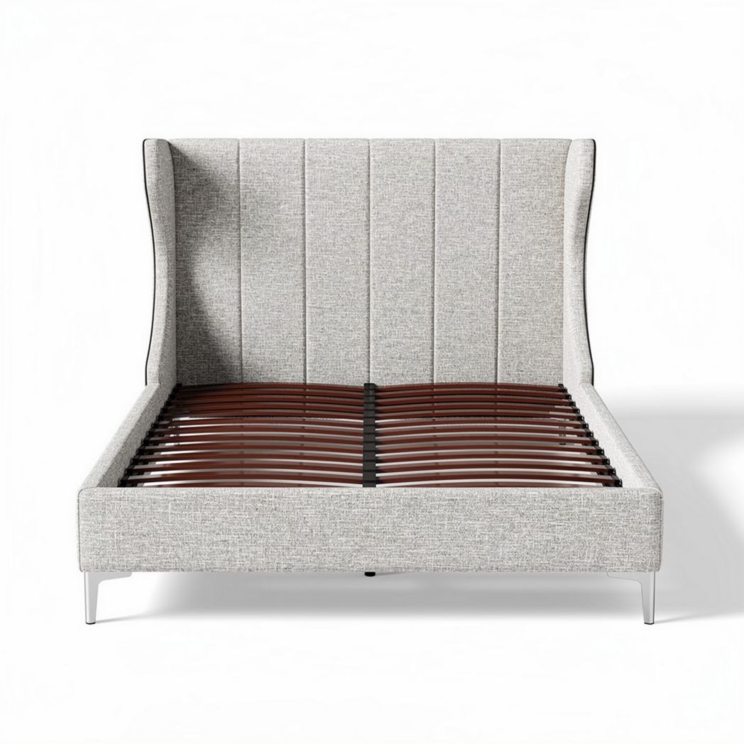 Cama de casal estofada em tecido cinza com cabeceira alta 200 x 160 x 120cm
