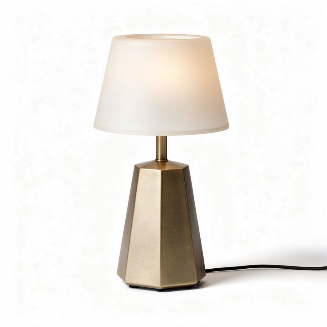 Lâmpada de mesa em metal dourado com cúpula em vidro fosco 20 x 20 x 35cm